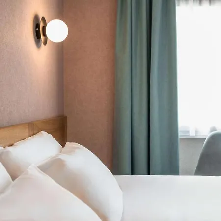 Отель Au Petit Saint-jean - Ex Sure Centre 3*