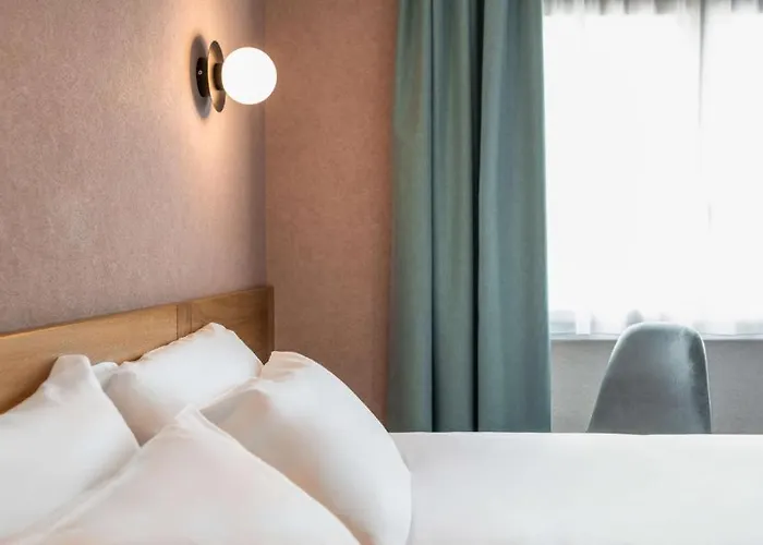 Отель Au Petit Saint-jean - Ex Sure Centre 3*